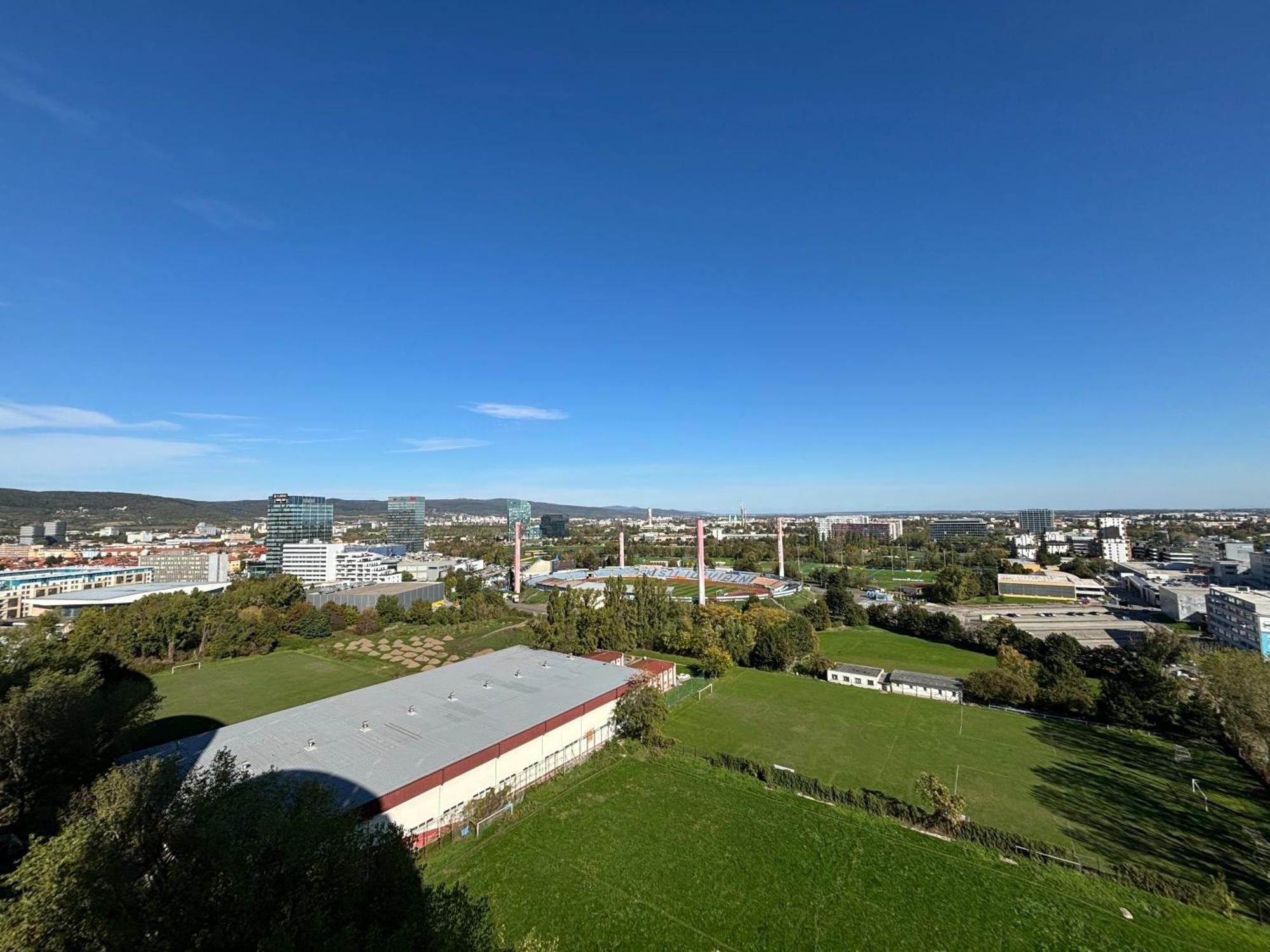 Three Towers With Beautiful View And Parking! Bratislava Exterior foto